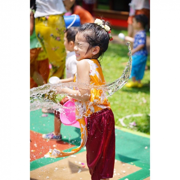 งามอย่างไทย! น้องมะลิจัดเต็ม ห่มสไบ-นุ่งโจง-เกล้ามวย เล่นสงกรานต์ น่ารักสุดๆ