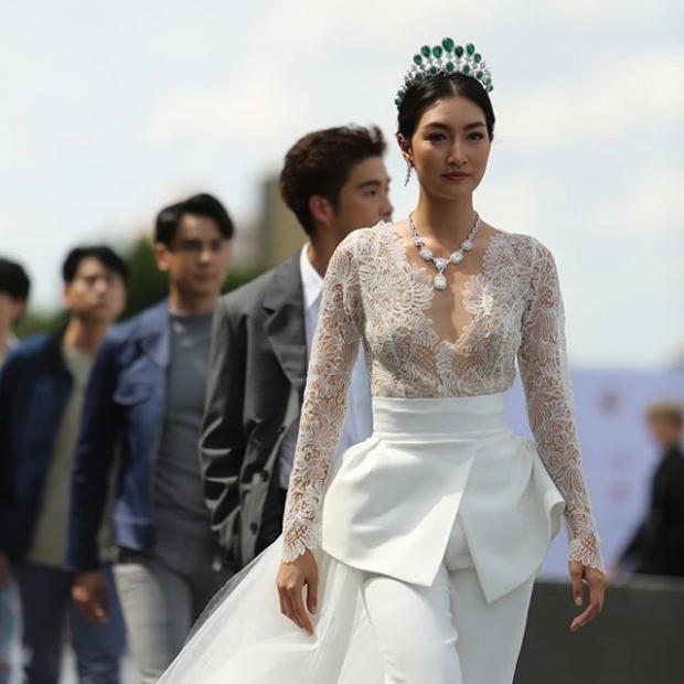 สวยทุกมุม! “แพนเค้ก เขมนิจ” สวมมงเดินแบบ  “TheLongestRunway” บอกเลยงามดังเจ้าหญิง