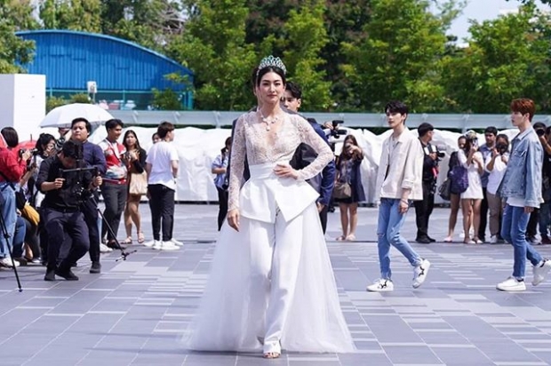 สวยทุกมุม! “แพนเค้ก เขมนิจ” สวมมงเดินแบบ  “TheLongestRunway” บอกเลยงามดังเจ้าหญิง