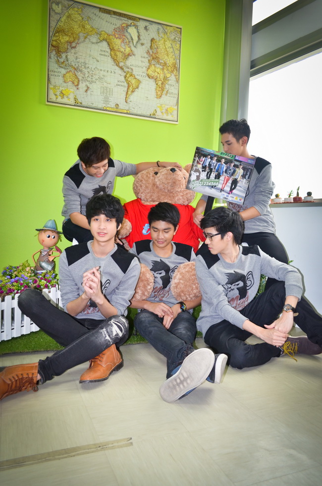  5หนุ่มบอยแบนด์ “Mad Monkeys”