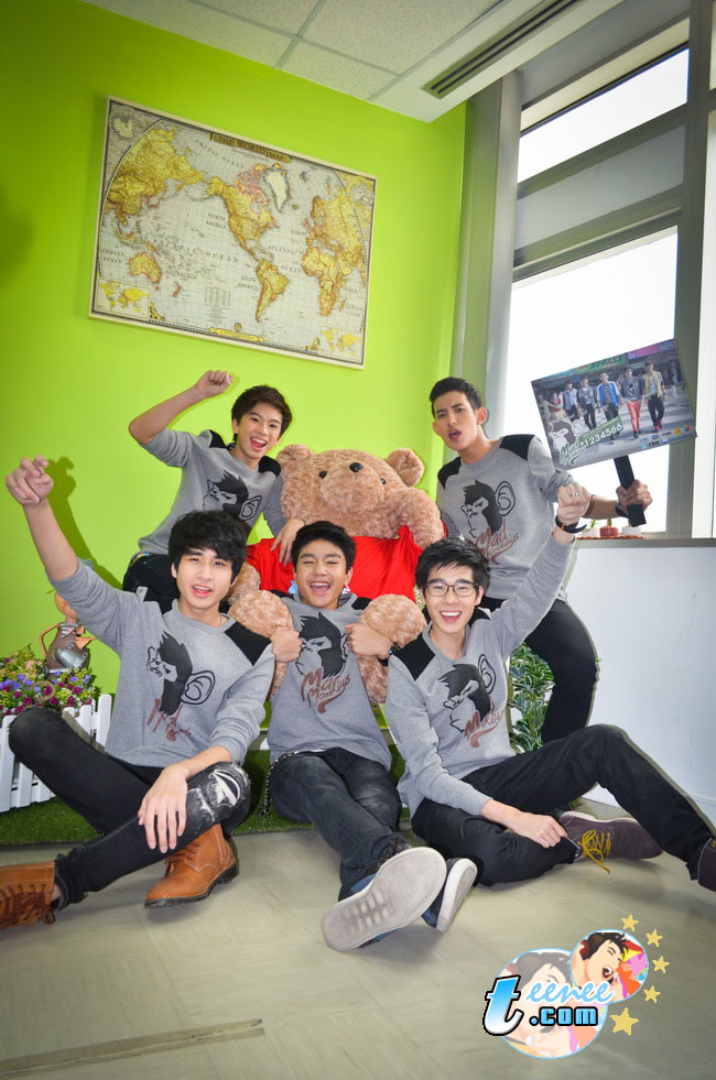  5หนุ่มบอยแบนด์ “Mad Monkeys”