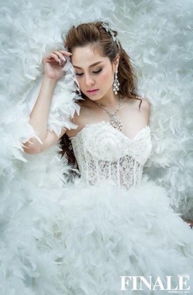 ขวัญ อุษามณี งามดุจเจ้าหญิง  ในชุดแต่งงานสีขาว บริสุทธิ์