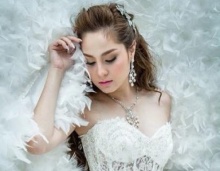 ขวัญ อุษามณี งามดุจเจ้าหญิง  ในชุดแต่งงานสีขาว บริสุทธิ์