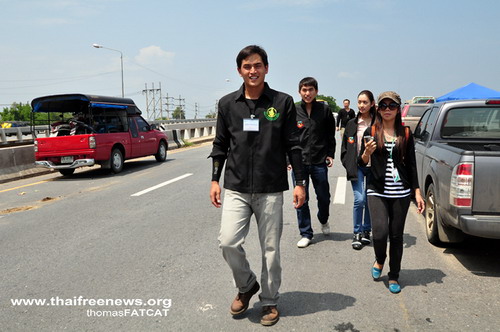 แอฟ - สงกรานต์ ผัดข้าวผัด แจกให้ผู้ประสพภัยน้ำท่วม  