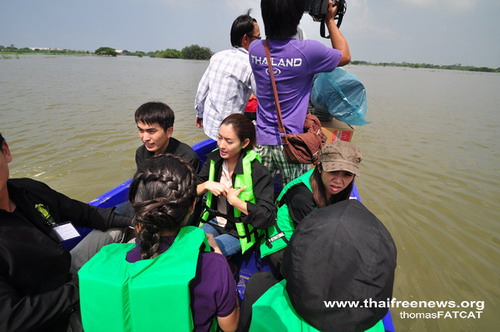 แอฟ - สงกรานต์ ผัดข้าวผัด แจกให้ผู้ประสพภัยน้ำท่วม  