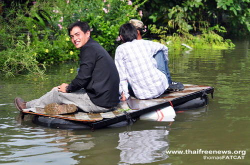 แอฟ - สงกรานต์ ผัดข้าวผัด แจกให้ผู้ประสพภัยน้ำท่วม  