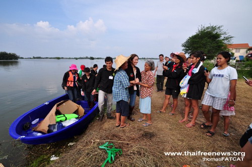 แอฟ - สงกรานต์ ผัดข้าวผัด แจกให้ผู้ประสพภัยน้ำท่วม  