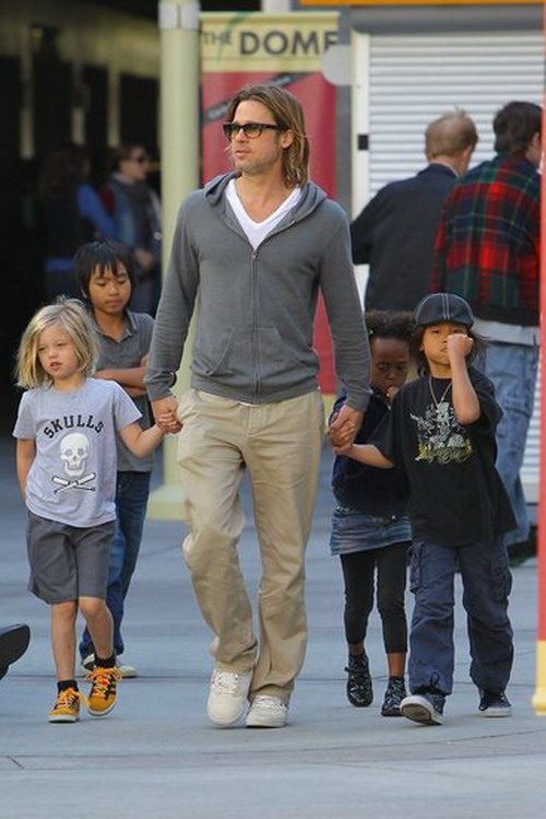 Brad Pitt พาลูกๆ4คนไปดูหนัง 