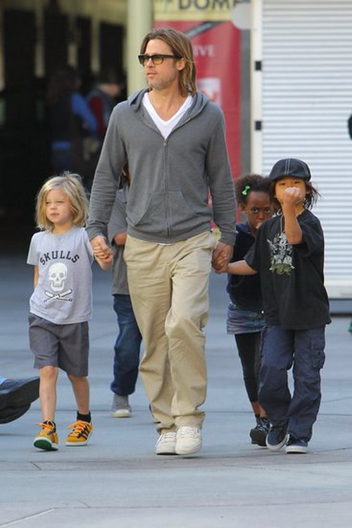 Brad Pitt พาลูกๆ4คนไปดูหนัง 