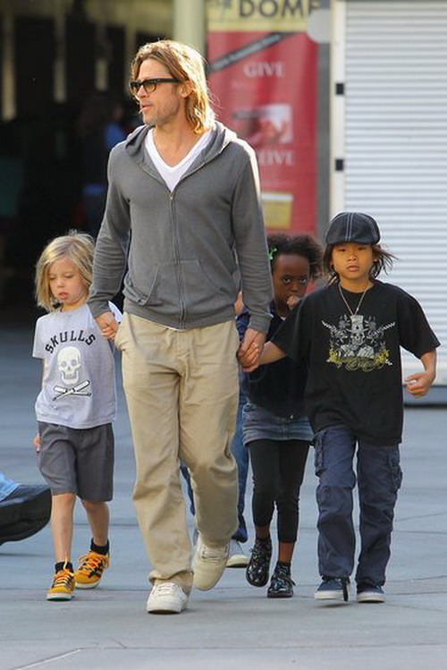 Brad Pitt พาลูกๆ4คนไปดูหนัง 