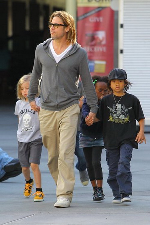 Brad Pitt พาลูกๆ4คนไปดูหนัง 