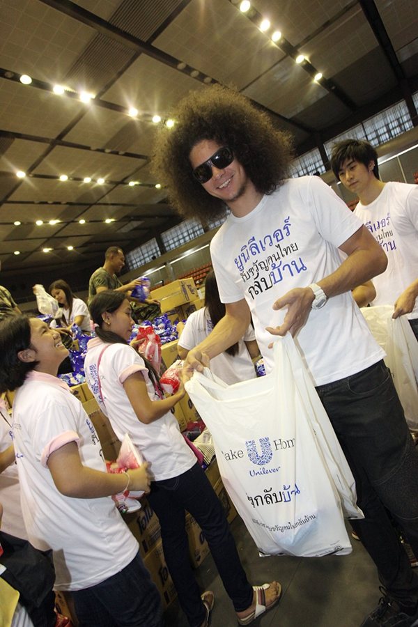 รวมดาราช่วยแพ็คของ งาน Unilever 