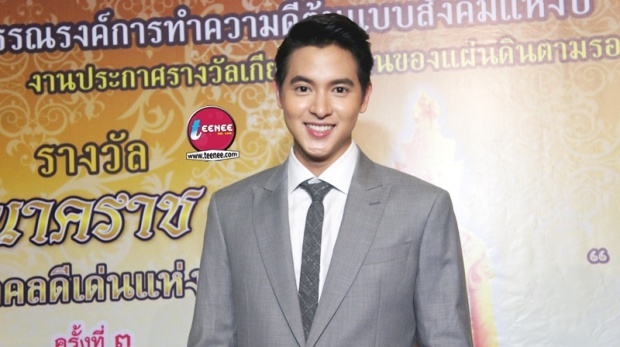 เจมส์ จิรายุ นำทีมแฟชั่นคนดังเข้ารับรางวัล  นาคราช บุคคลดีเด่นแห่งปี 2558