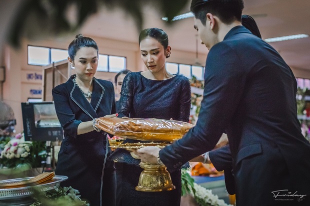 เหล่าคนดังร่วมส่ง ‘พี่เสาว์ มิสทีน’ วางดอกไม้จันทน์อำลาเป็นครั้งสุดท้าย บรรยากาศสุดเศร้า