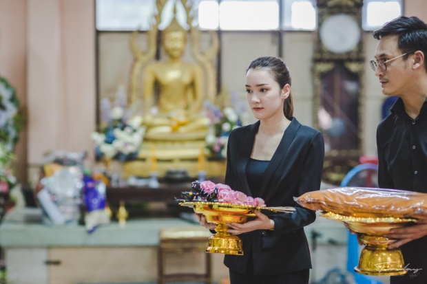 เหล่าคนดังร่วมส่ง ‘พี่เสาว์ มิสทีน’ วางดอกไม้จันทน์อำลาเป็นครั้งสุดท้าย บรรยากาศสุดเศร้า