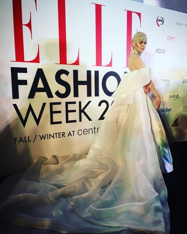 สวยสะพรั่ง! ใหม่ ดาวิกา อวดดีไซน์ล้ำ โดดเด่นบนแคทวอล์ก Elle Fashion Week 2017