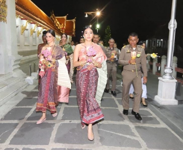  มิสเวิลด์ 2018 และเพื่อนสาวงามนุ่งชุดไทยร่วมเวียนเทียน