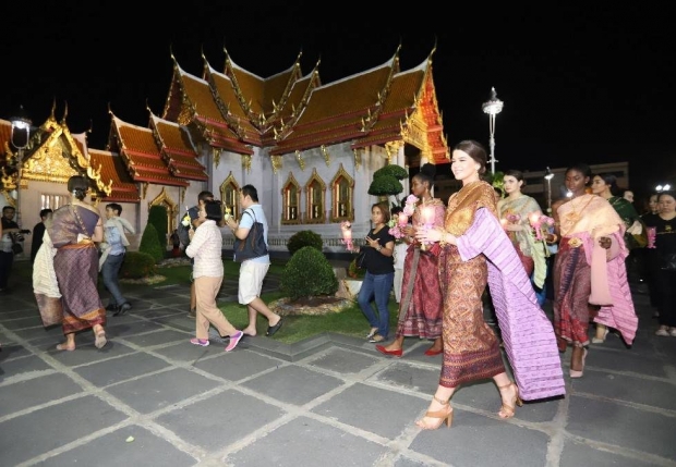  มิสเวิลด์ 2018 และเพื่อนสาวงามนุ่งชุดไทยร่วมเวียนเทียน