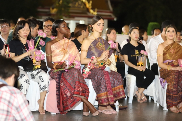  มิสเวิลด์ 2018 และเพื่อนสาวงามนุ่งชุดไทยร่วมเวียนเทียน