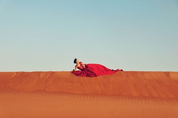 เจ้าหญิงแห่งทะเลทราย! “แพนเค้ก เขมนิจ”  กับการถ่ายแบบท่ามกลางทะเลทราย “48 องศา” บอกเลยสวยงามมาก