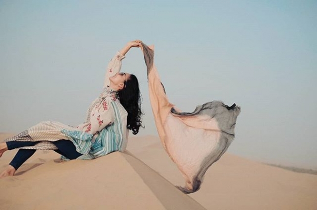 เจ้าหญิงแห่งทะเลทราย! “แพนเค้ก เขมนิจ”  กับการถ่ายแบบท่ามกลางทะเลทราย “48 องศา” บอกเลยสวยงามมาก