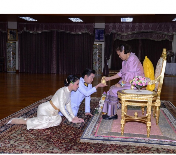  บี มาติกา เผยภาพสมเด็จพระกนิษฐาธิราชเจ้าฯ  ทรงพระราชทานน้ำสังข์ ในพิธีสมรสพระราชทาน