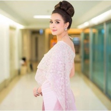 เบนซ์ ปุณยาพร เดินแบบในชุดไทย งามสง่า สวยเลอค่า