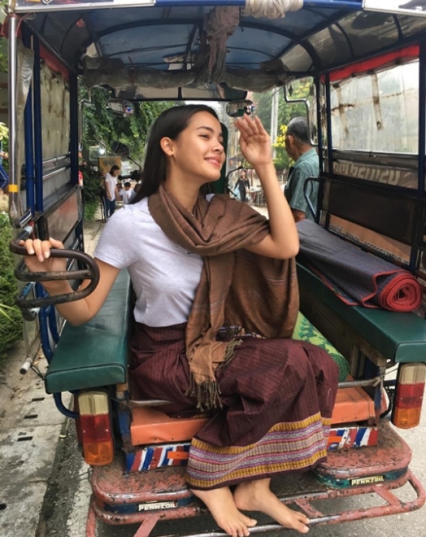 แอบส่อง ณเดชน์-ญาญ่า ทำบุญร่วมชาติ ตักบาตรร่วมขัน