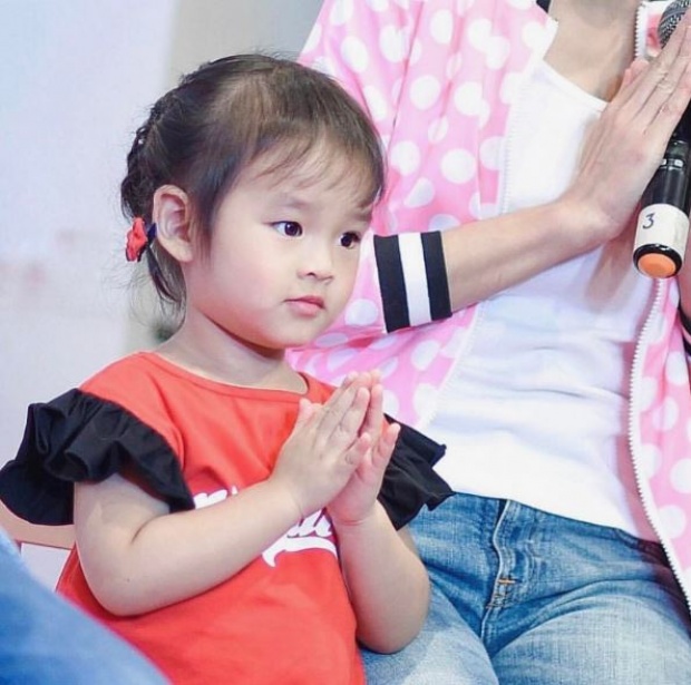 แอบส่อง น้องปีใหม่ ในชุดว่ายน้ำ คุณแม่แอฟงามอย่างไทย ลูกสาวจะน่ารักเรียบร้อยขนาดไหนนะ??