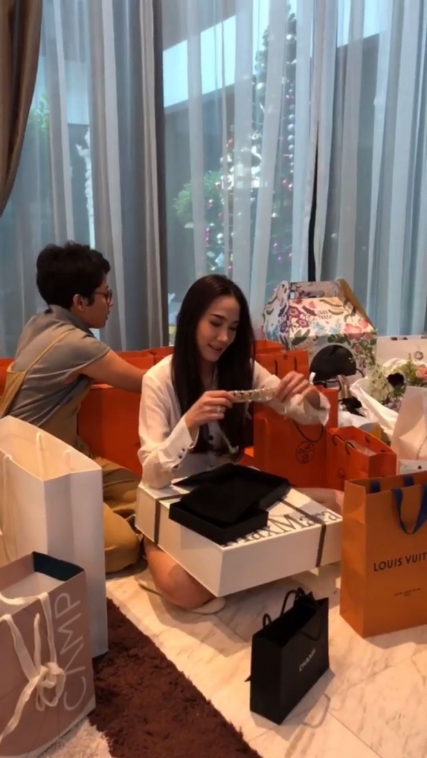 [คลิป] คุณนายอั้ม แกะห่อของขวัญวันเกิด! มาดูใครให้อะไรบ้าง?!