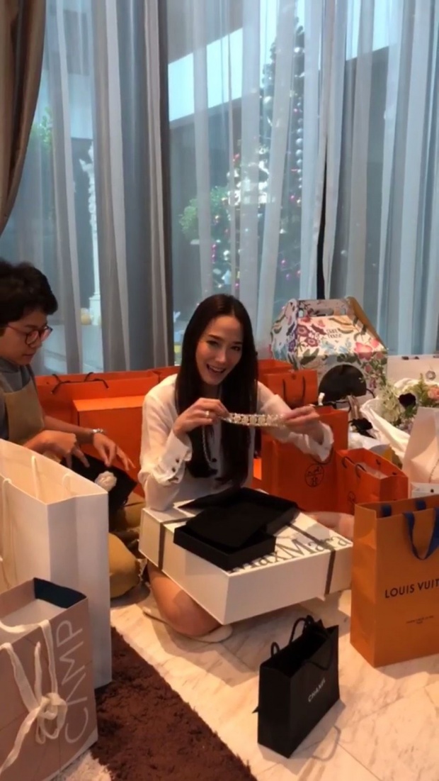 [คลิป] คุณนายอั้ม แกะห่อของขวัญวันเกิด! มาดูใครให้อะไรบ้าง?!