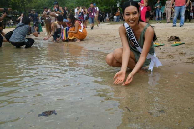 สาวงามมิสยูนิเวิร์ส 2018 เป็นปลื้ม เรียนรู้วิธีทำผัดไทย-ปล่อยเต๋าลงทะเล!