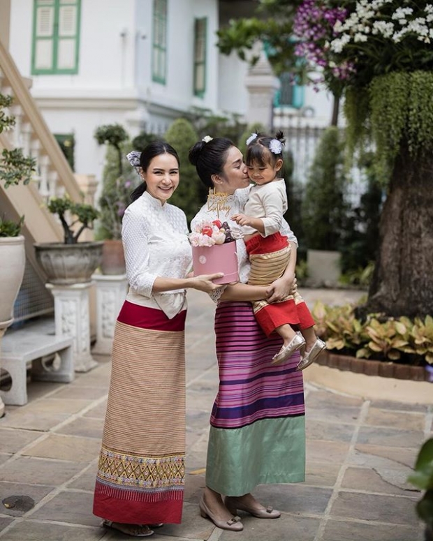 “กระแต ศุภักษร” ควงคู่ลูกสาว “น้องเจ้าขา”  แต่งชุดไทยล้านนา ร่วมทำบุญวันเกิด “ครีม เปรมสินี”