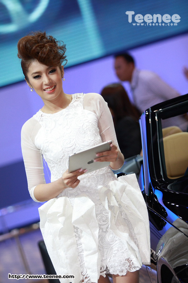 พริตตี้สาวสวยจาก "Benz"