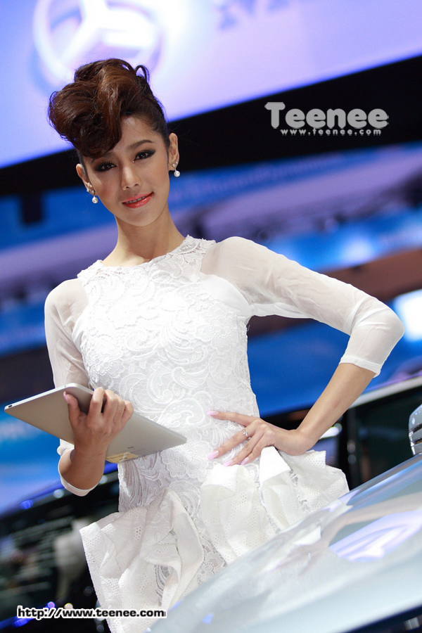 พริตตี้สาวสวยจาก "Benz"