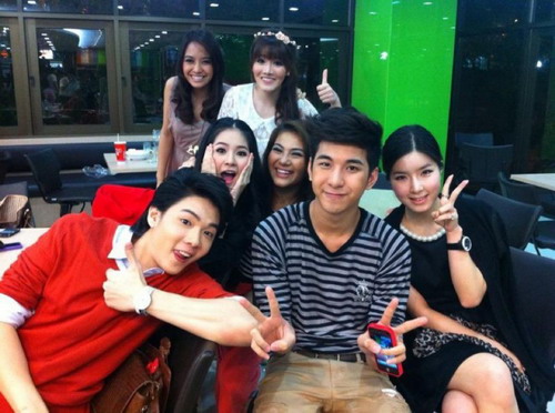 กัน-โตโน่ และหนุ่มสาว เอ็กแซ็ก รับโทรศัพท์ช่วยน้ำท่วม 