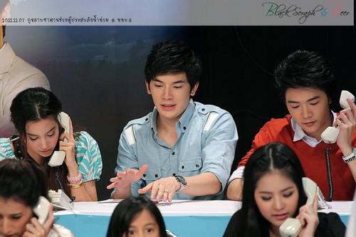 กัน-โตโน่ และหนุ่มสาว เอ็กแซ็ก รับโทรศัพท์ช่วยน้ำท่วม 