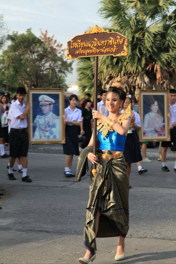 รูปใบเฟิร์นใส่ชุดไทยถือป้ายร.ร.งานกีฬาสี