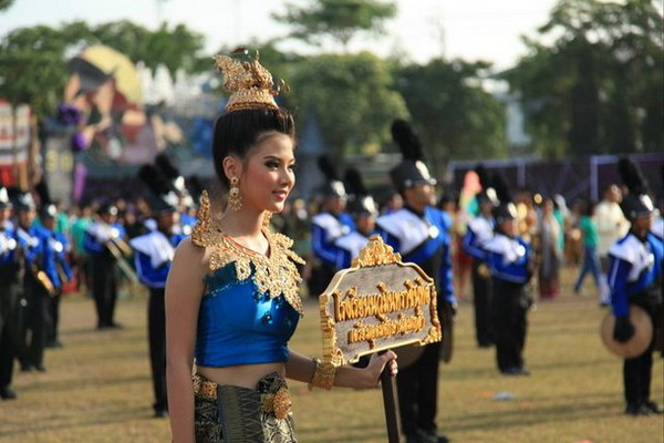 รูปใบเฟิร์นใส่ชุดไทยถือป้ายร.ร.งานกีฬาสี