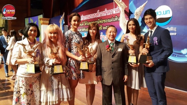 ตุ๊ก เดือนเต็ม นำทีมศิลปินดารา เข้ารับรางวัล “คนไทยตัวอย่าง”