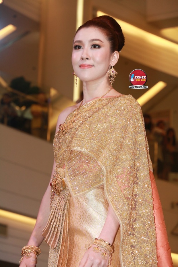 หาดูยาก!! เชียร์ ฑิฆัมพร ในชุดไทยสวยมว๊าก 