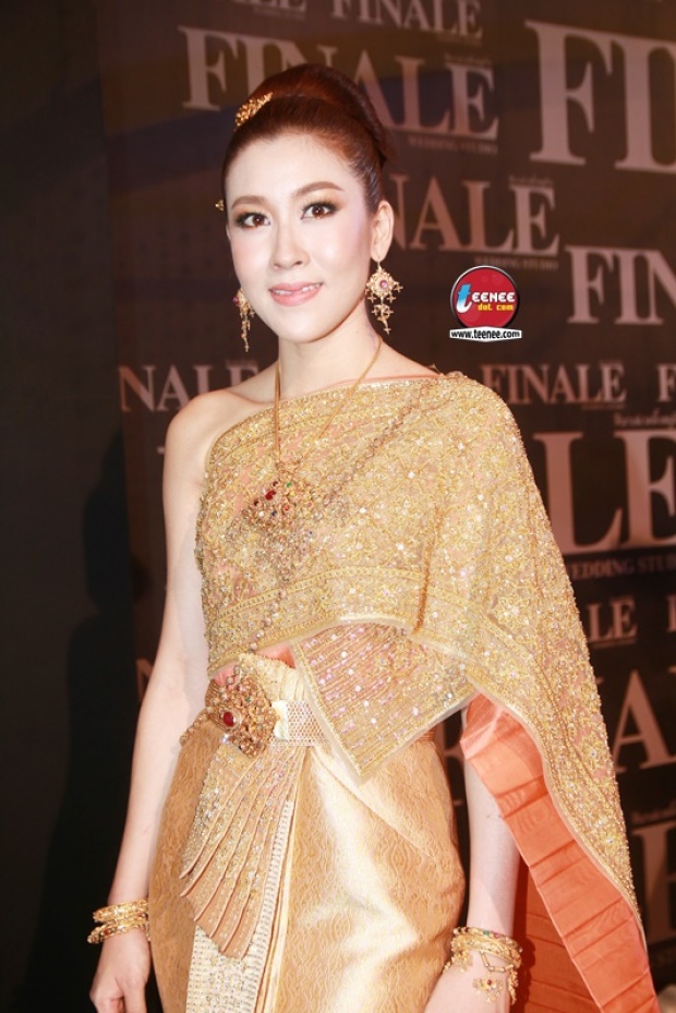 หาดูยาก!! เชียร์ ฑิฆัมพร ในชุดไทยสวยมว๊าก 