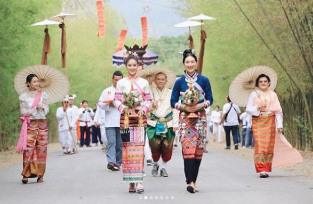 ข้างหลังยังงามขนาดนี้! สาวใส่ชุดล้านนา 2 คนนี้ เธอคือนางเอกสาวขวัญใจคนไทยทั้งประเทศ!