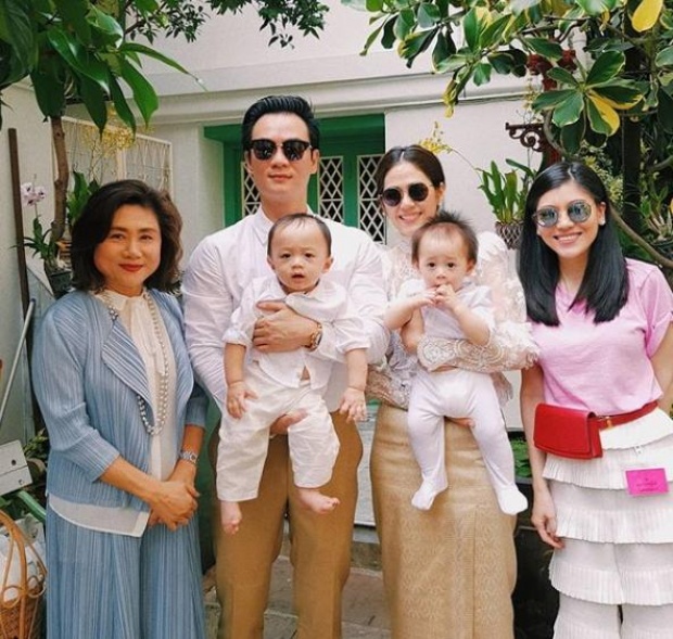 ชมพู่จัดเต็มชุดไทยไปวัด พาสามีและลูกแฝดไปทำบุญ