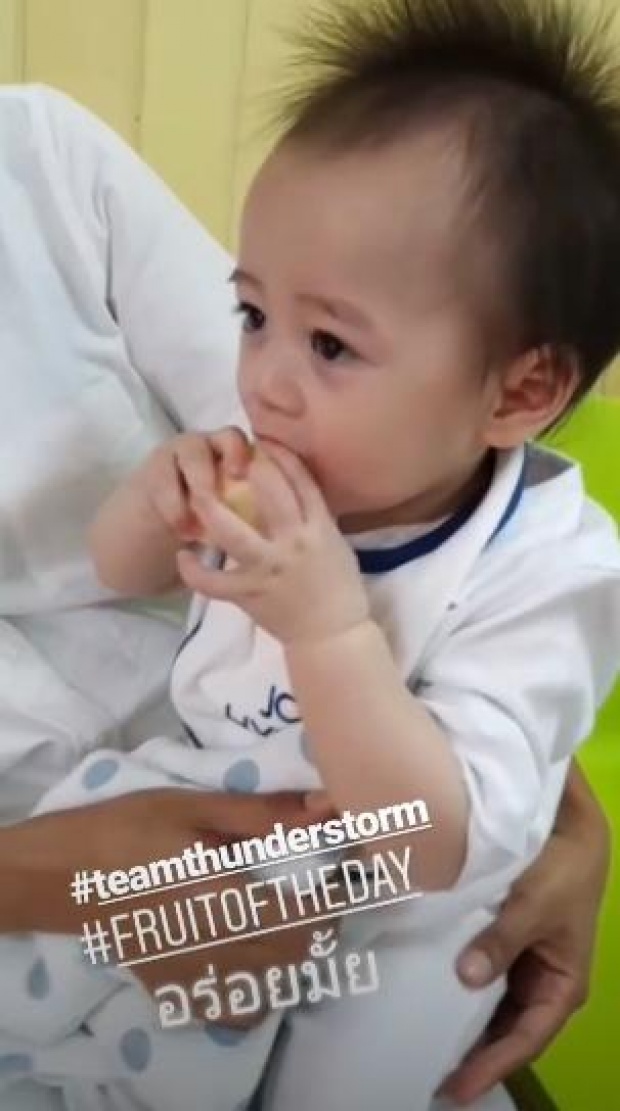 ชมพู่จัดเต็มชุดไทยไปวัด พาสามีและลูกแฝดไปทำบุญ