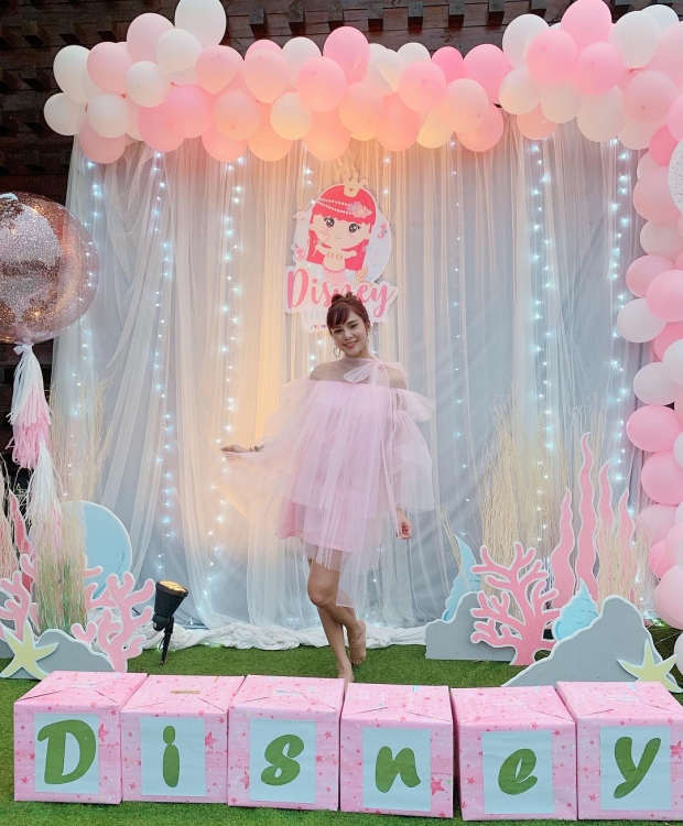 อุ้ม ลักขณา  ในลุคหวานๆ จัดจัดปาร์ตี้ Baby Shower รอต้อนรับน้อง น้องดิสนีย์