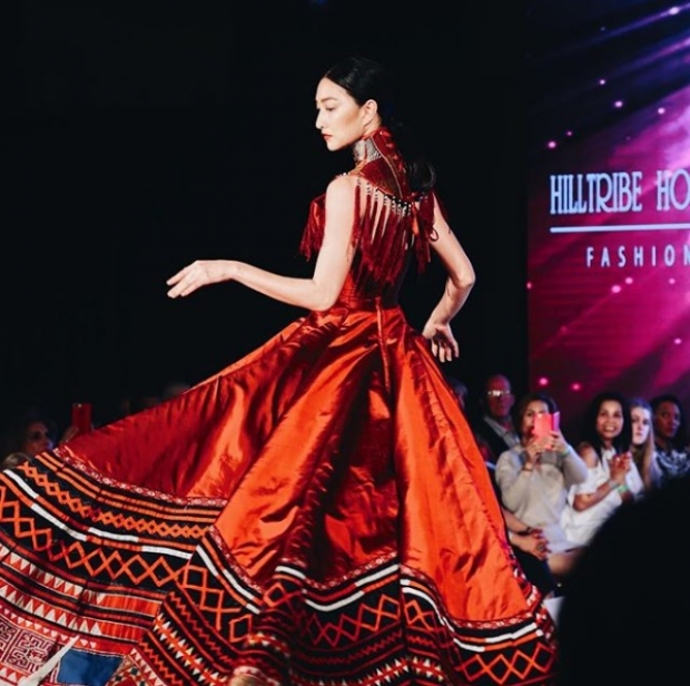 สวยเฉิดฉาย! สาวแพนเค้ก ในชุดผ้าไหมแดง ในงานเดินแบบ London Fashion Week 2019