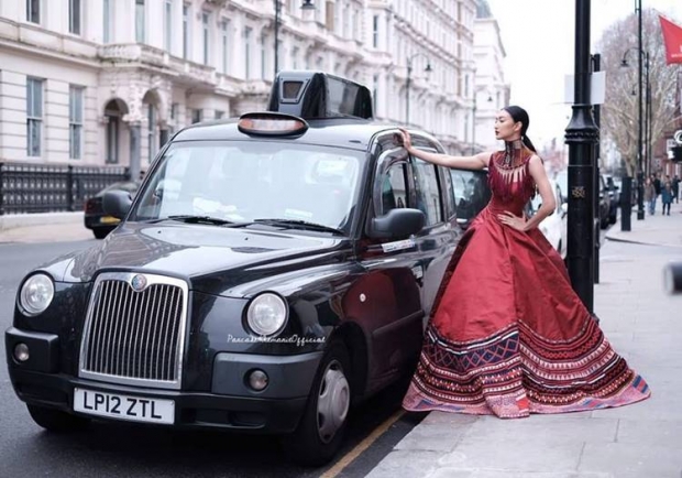 สวยเฉิดฉาย! สาวแพนเค้ก ในชุดผ้าไหมแดง ในงานเดินแบบ London Fashion Week 2019