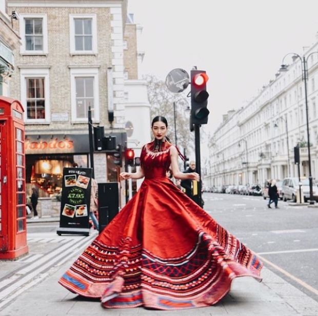 สวยเฉิดฉาย! สาวแพนเค้ก ในชุดผ้าไหมแดง ในงานเดินแบบ London Fashion Week 2019