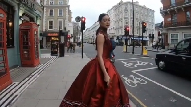 สวยเฉิดฉาย! สาวแพนเค้ก ในชุดผ้าไหมแดง ในงานเดินแบบ London Fashion Week 2019